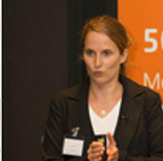 Laura Schaefer beim Kongress der Deutschen Ärzte Gesellschaft für AK